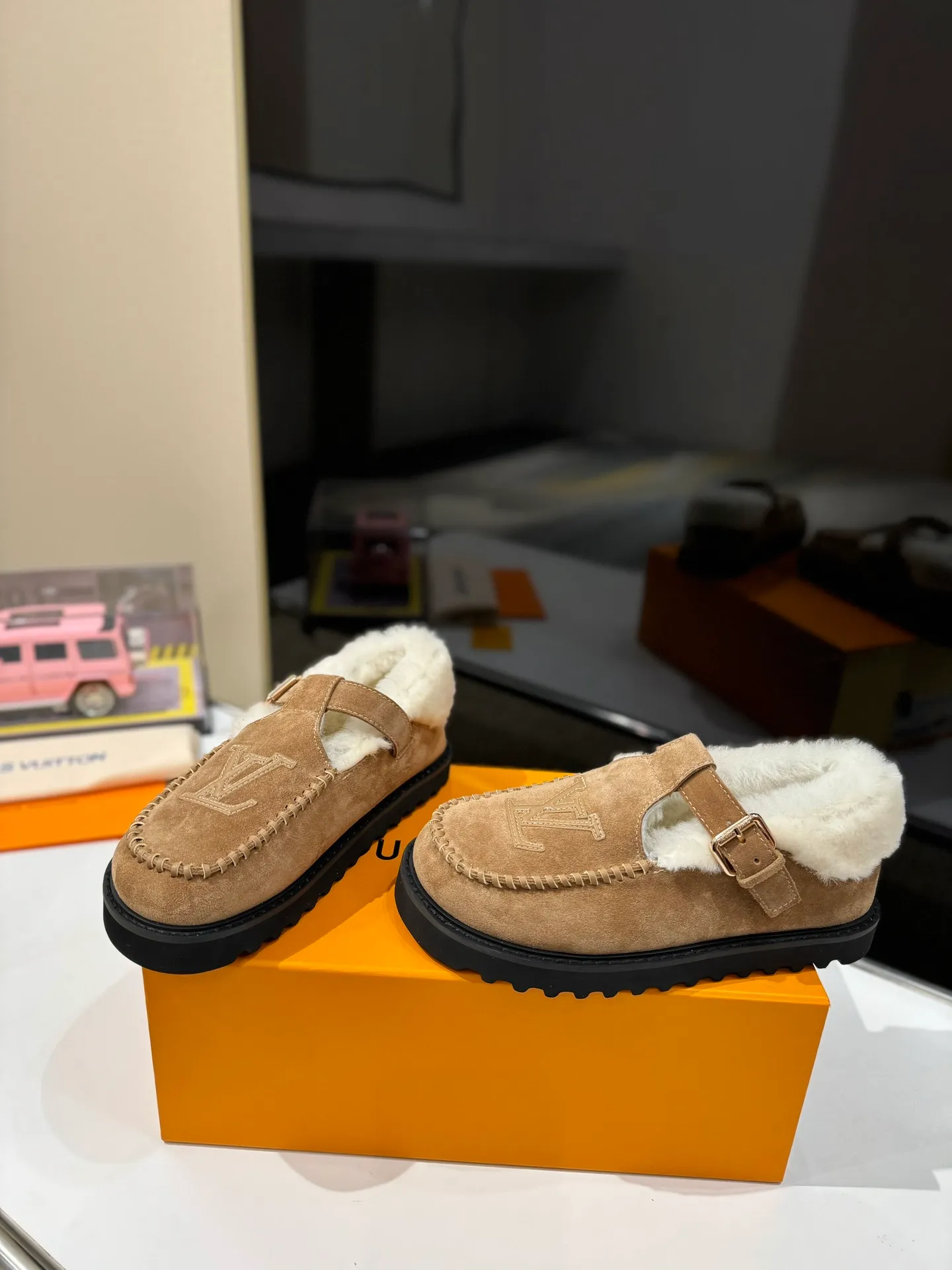 👟👟Ex-factory price 560👟👟 Louis Vuitton lv louis vuott…on fw24 new arrival～The latest furry slippers for autumn and winter🏂🏂 This pair of furry slippers is also very good-looking! The leather ones are very high-end! ! !Paired with denim shorts in autumn and winter, it’s perfect! Put it on and you will instantly have your ideal height! 😍 A favorite style, with fashion elements, the appearance of the upper is full of nobility. Wearing it can always show off the fashionable charm of women. It is fashionable but not too showy. The high-end beef tendon on the upper and the Lvjia letter buckle are so beautiful. ✅Upper: imported high-end frosted/cow leather ✅Outsole: original outsole ✅Inner lining: imported real wool ✅Size: 35-42 (41.42 customized, non-returnable) ✅Packaging: full set of original drawer box